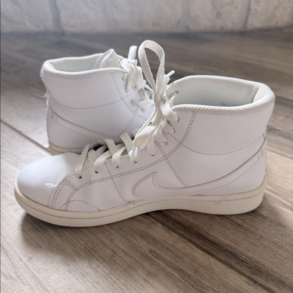 Nike Women's Court Royale 2 Mid- size 8